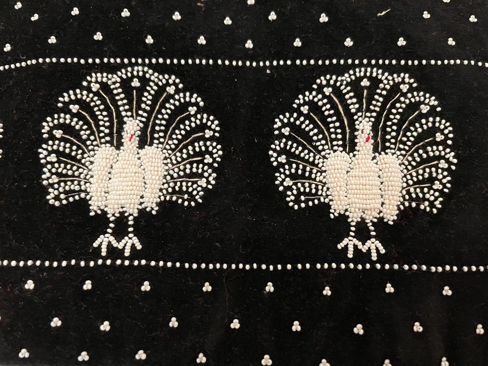 Semillas blancas victorianas del siglo XX pavos reales con cuentas sobre té de terciopelo negro acogedor raro Foto 3 de 4