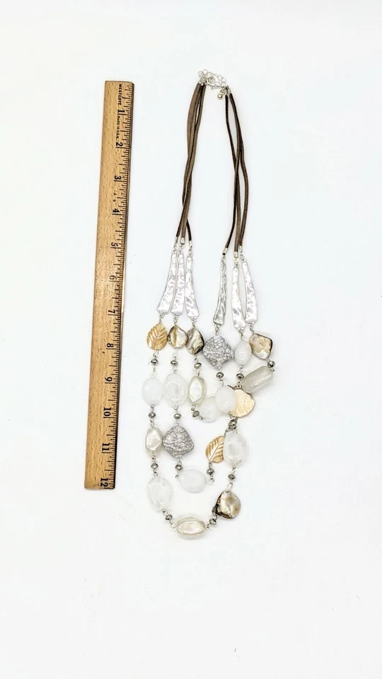 Collar de 3 filas múltiple con concha de cuentas blancas BOHO Style & Co para dama Foto 2 de 4
