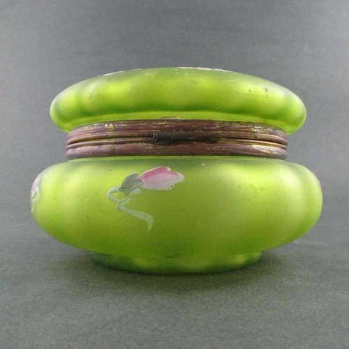 Antique DRESSER BOX - Lime GREEN art glass hp Enamel LAVENDER Flowers - BOHEMIAN - Picture 7 of 12