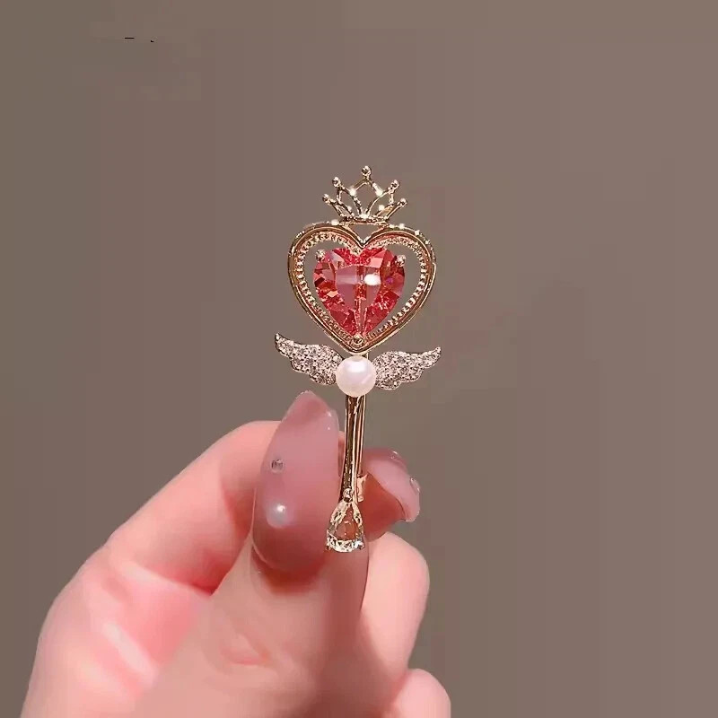 Broche prendedor con dije de llave de regalo de rubí creado en laboratorio de corazón de 2 quilates enchapado en oro amarillo de 14 quilates