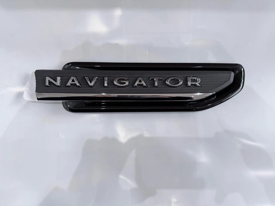 OEM 2022-2024 Navegador lado pasajero derecho guardabarros emblema caviar gris y negro etiqueta Foto 4 de 4