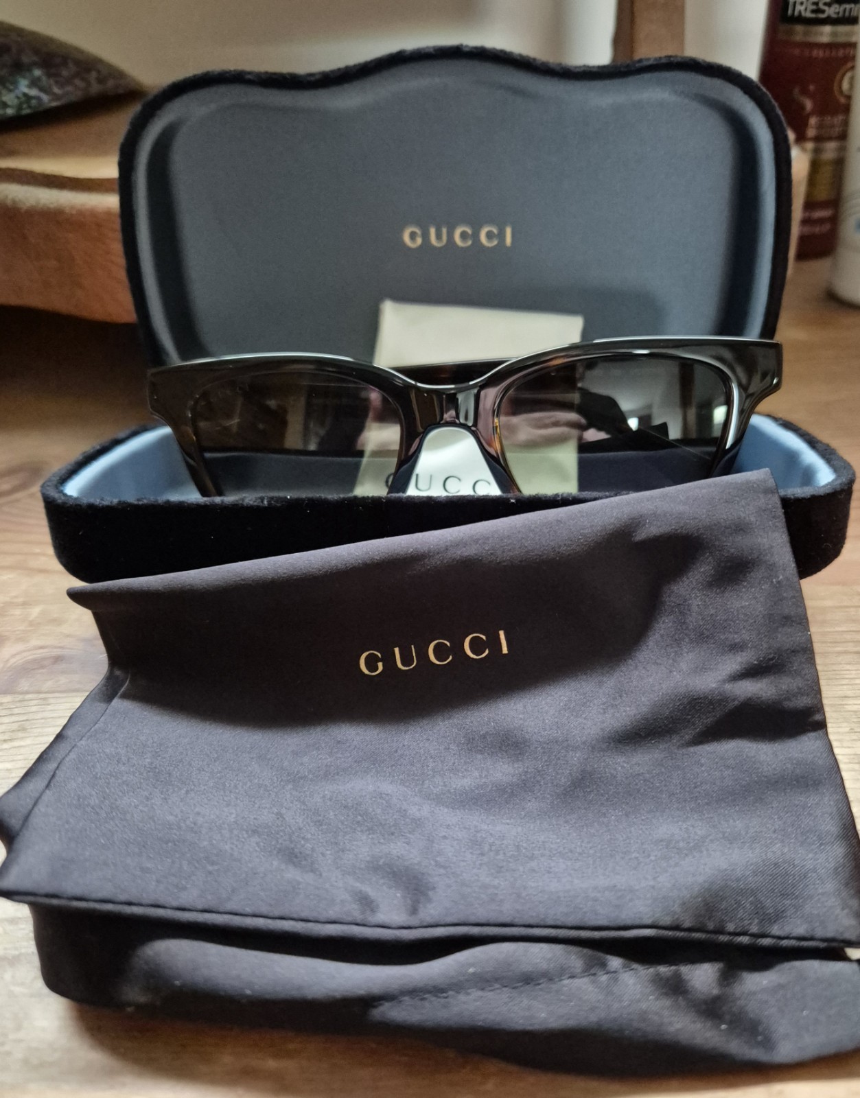 Gucci Women's Sunglasses with Case and Cleaning Cl...