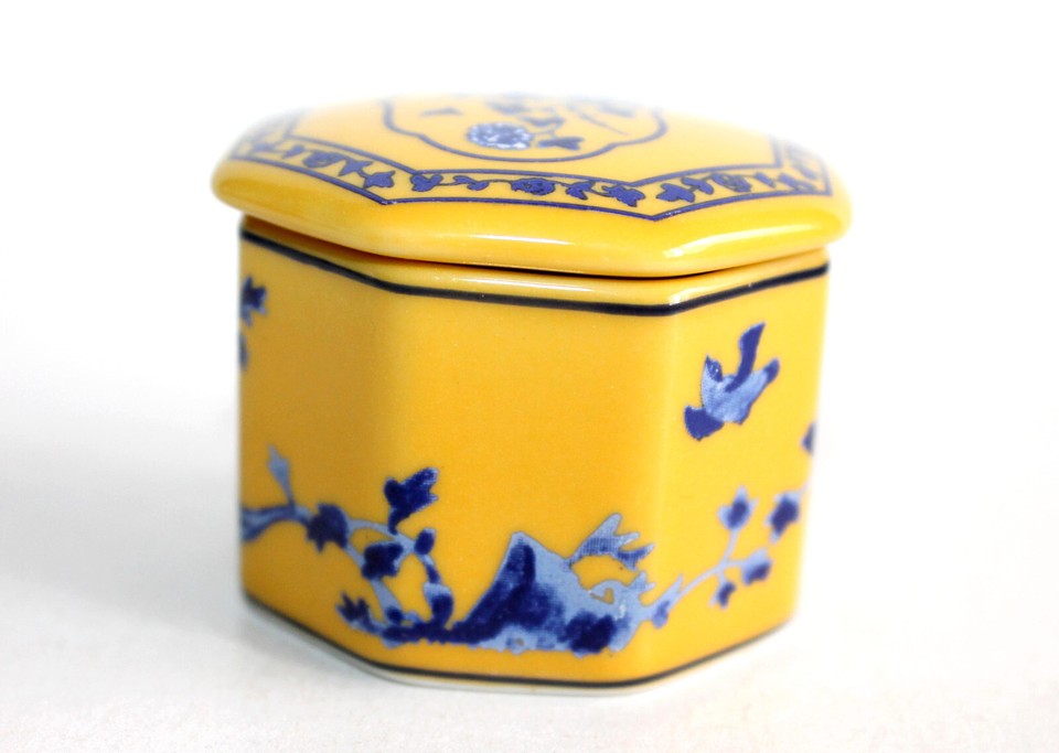 ANCIEN PILULIER, BOITE en PORCELAINE FINE, FINITION MAIN DECOR FLEURS