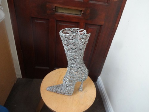 Drahtarbeit Damen High Heel Stiefel Skulptur Stück