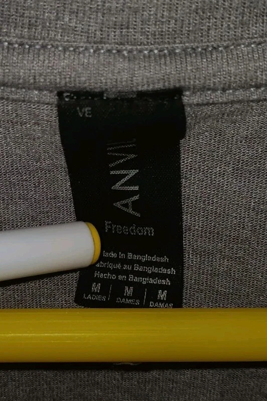 Camiseta sin mangas humorística con estampado tipográfico para mujer gris medio ANVIL Freedom  Foto 3 de 3