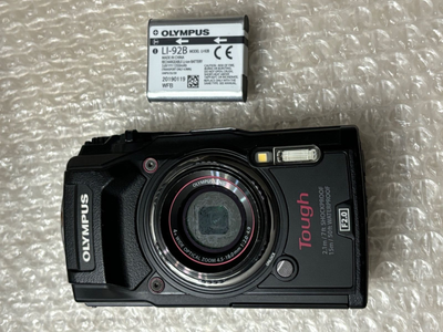 Olympus IM005 Tough Red Rugged 12MP Digital Camera 50ft Waterproof 