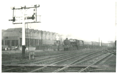 Eisenbahn Foto BR Jubiläumsklasse Nr 45636 UGANDA up Express Bedford 1958