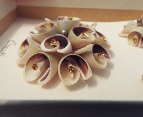 Vintage HAND MADE SEA SHELL BROOCH & EARRINGS Jeweled in Box - Picture 3 of 5