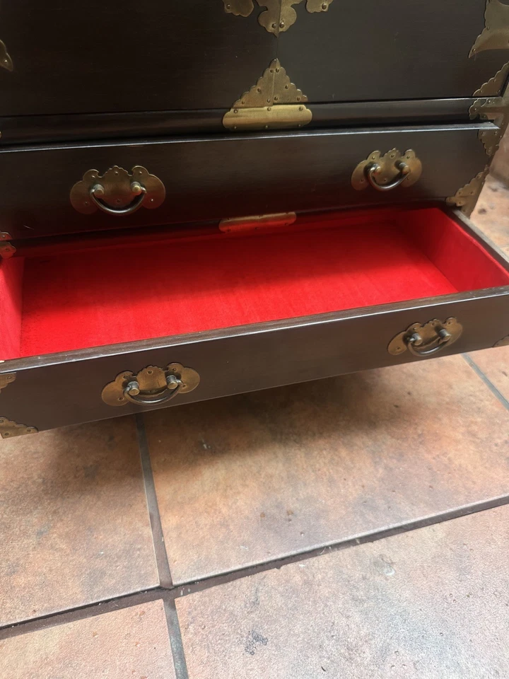 Súper Raro Coreano Tansu MESAS AUXILIARES Joyería Cofre IMPORTACIONES VINTAGE Terciopelo Rojo  Foto 4 de 4