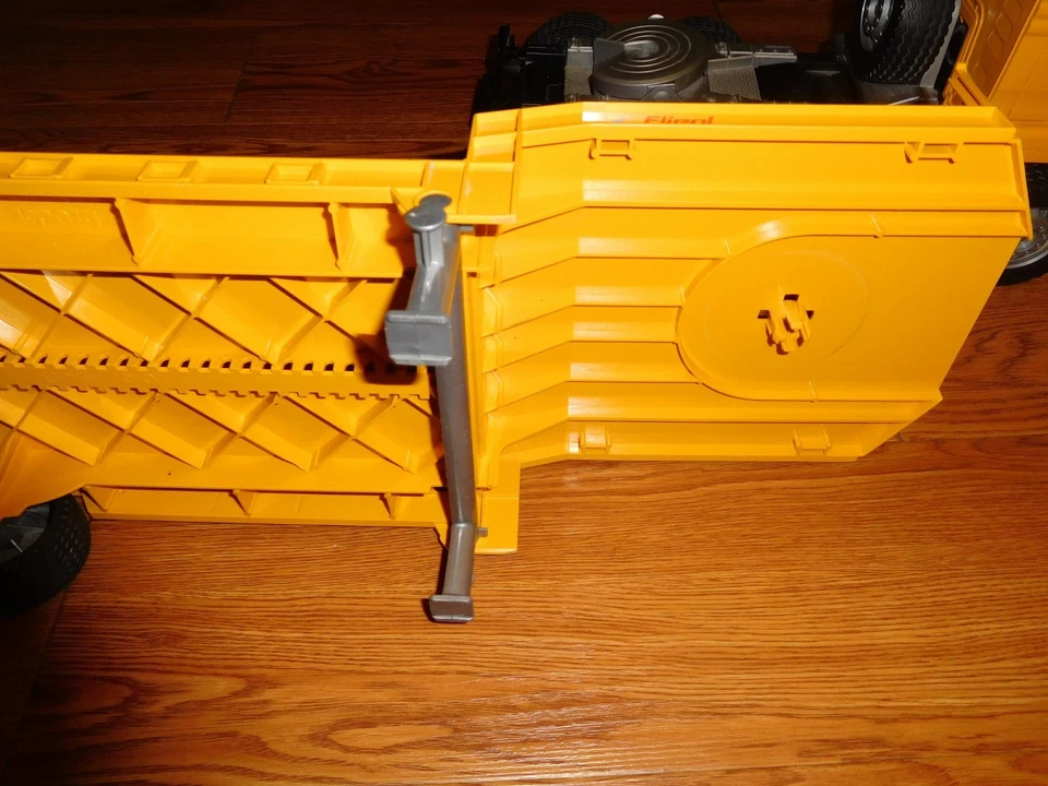 Bruder MAN 2002 Yellow Low Loader Semi Trailer Truck Made In Germany - Image 2 of 4