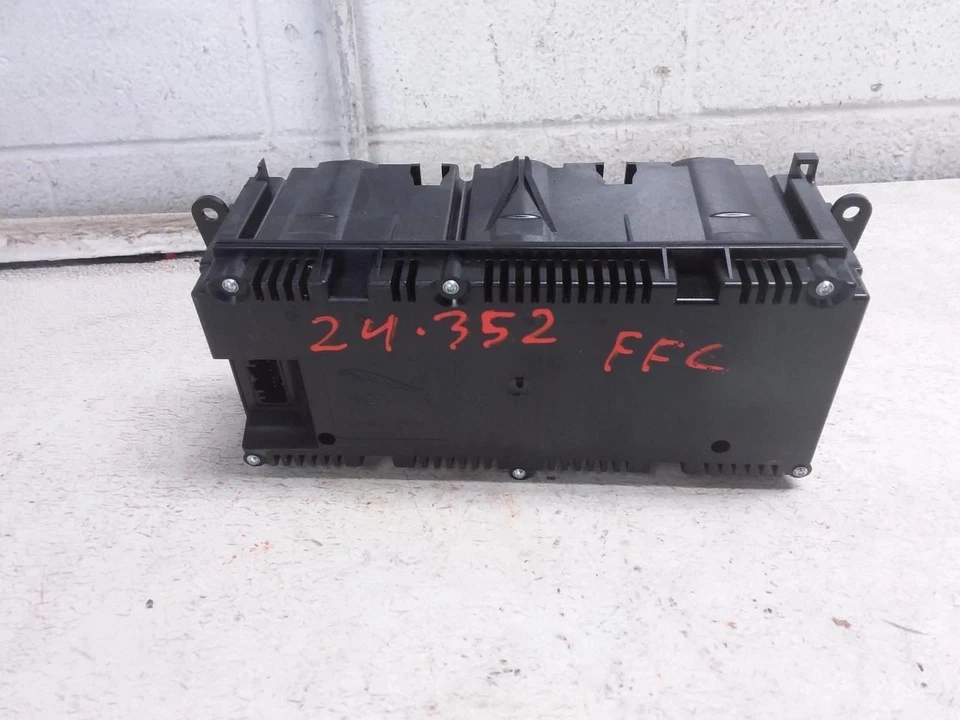 2023 JAGUAR F TYPE Front Dual Zone Automatic Temperature Controller OEM - Image 3 of 4