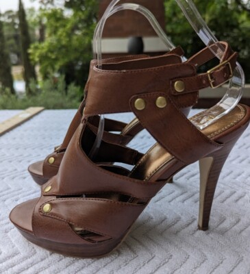 Bakers Women's Heels M Tan Faux Leather Brass Buckle Brads Brown Y2K 