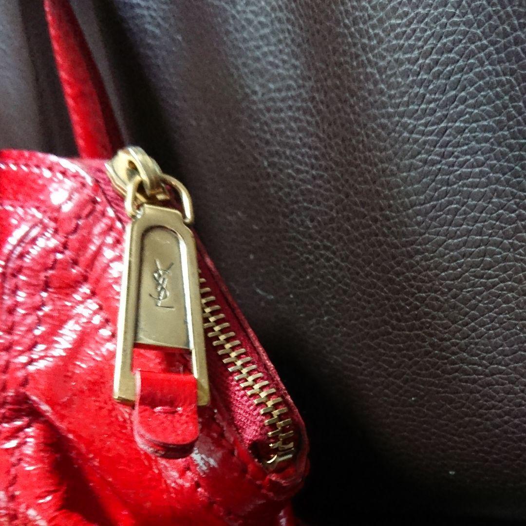 Borsa Yves Saint Laurent Rive Gauche Down Town rossa in pelle verniciata con borsa portaoggetti