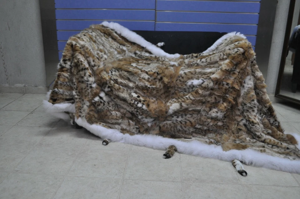 Luxury Lynx Fur Throw Lynx Blanket Bedspread With White Fox Outline And Tails - Image 4 of 4