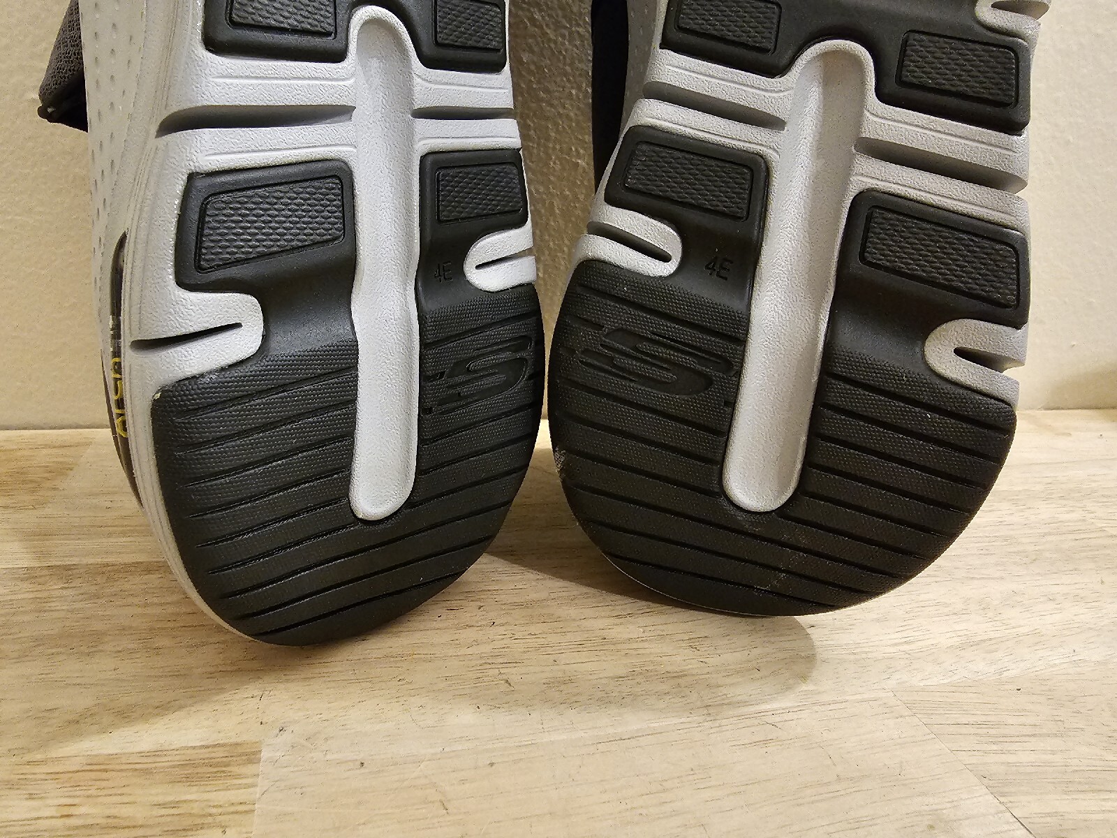 Skechers Air-Cooled Arch Fit Men’s Size 11.5 Gray / Black Slip On Sneakers NWT