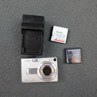 Casio Exilim EX-Z40 Digital Camera 4MP 3X Zoom FOR PARTS Charger