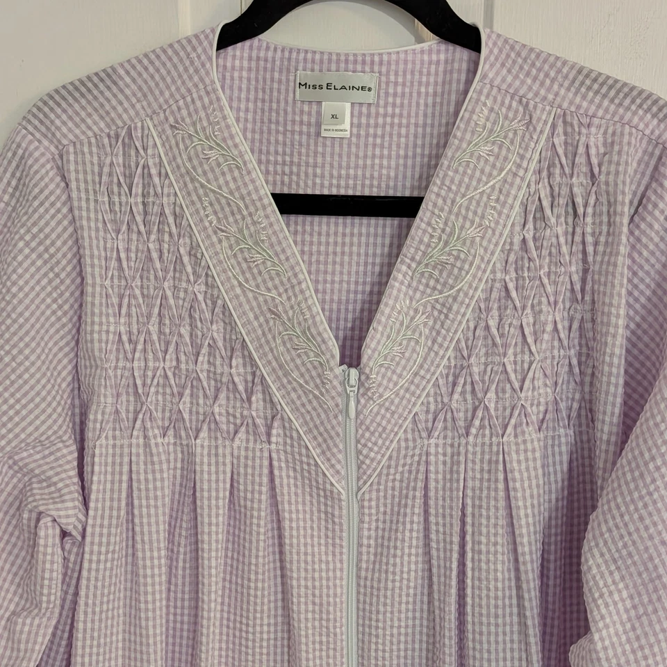 Bata Miss Elaine Seersucker XTRA GRANDE Cuadros Guinga Bordada Bolsillo con Cremallera Foto 2 de 4