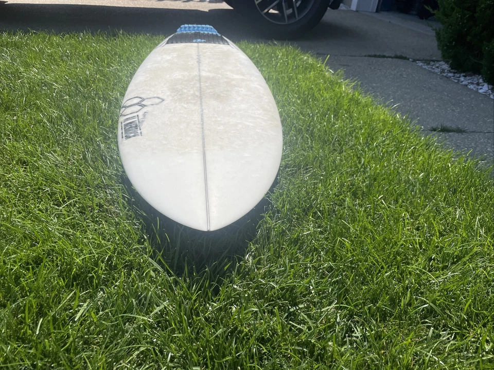 al merrick surfboard 5’11 Fcs2 Fins - Image 2 of 4