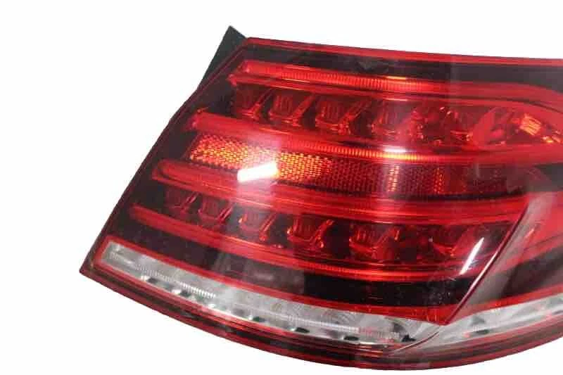 Luz trasera exterior derecha OEM 14-16 MERCEDES E350 E400 E550 SEDÁN 2129061403 Foto 3 de 4
