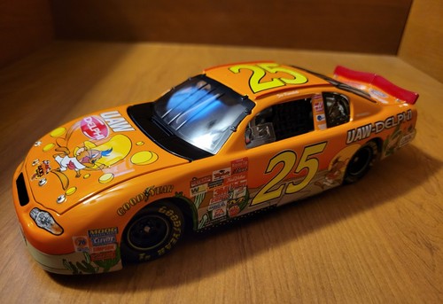 2002 Action 1:24 Joe Nemechek #25 Looney Tunes Rematch Speedy Gonzales Chevy - Picture 10 of 12