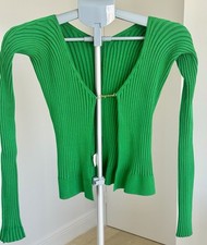 JACQUEMUS ELEGANT RICH GREEN KNITWEAR WITH RIBBED TEXURE. FEATURES SIGNATURE.S