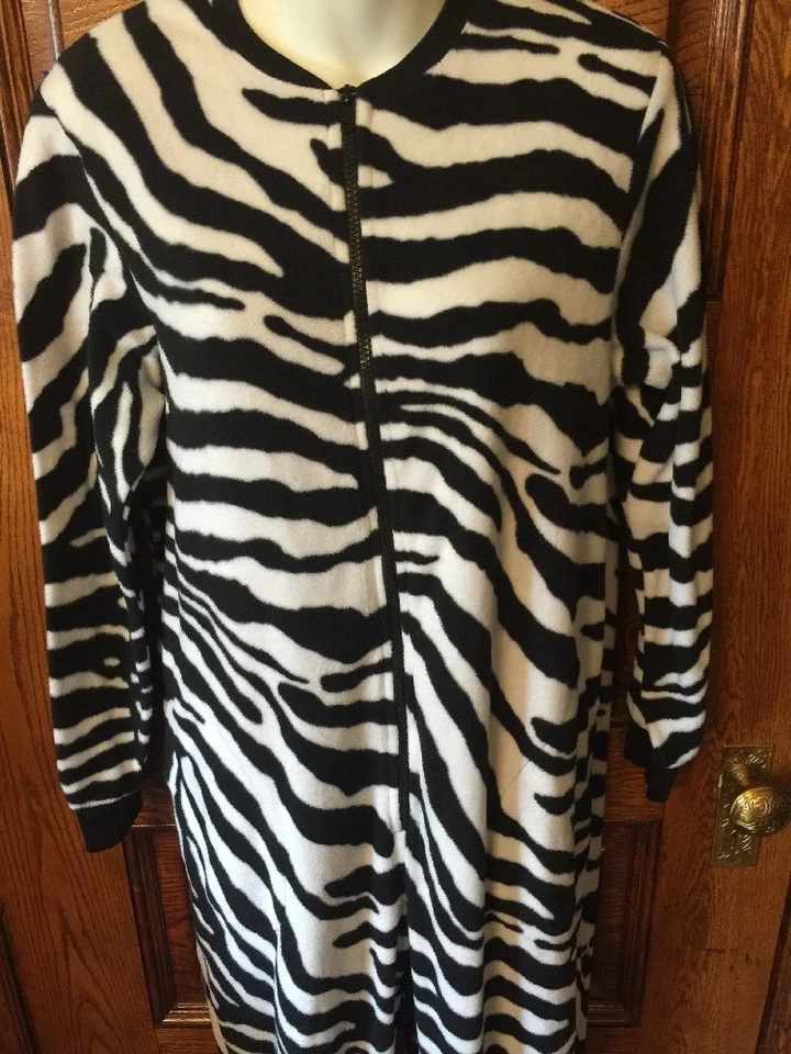 Милый!! Nick & Nora Zebra Stripe Print Footed 1 шт. Флисовая ПИЖАМА PJ, Размер S - Изображение 4 из 4