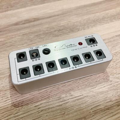 One Control Distro Shiny Silver Effektor Netzteil 8x 9V DC Ausgang 9VDC Eingang