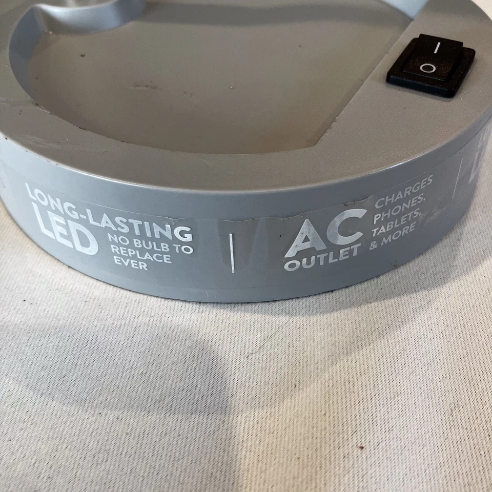 Lámpara de escritorio Mainstay con enchufe de aire acondicionado en base brazo ajustable gris LED sin bombilla de repuesto Foto 3 de 4