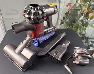 Dyson V6 Animal Auto Staubsauger Mini Motor Kopf Werkzeug Ladegerät NEU AKKU 2