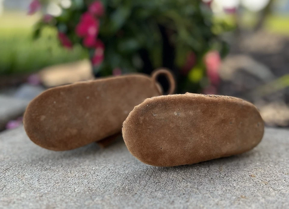 Botín trenzado Minnetonka marrón talla 5 niño pequeño Foto 4 de 4