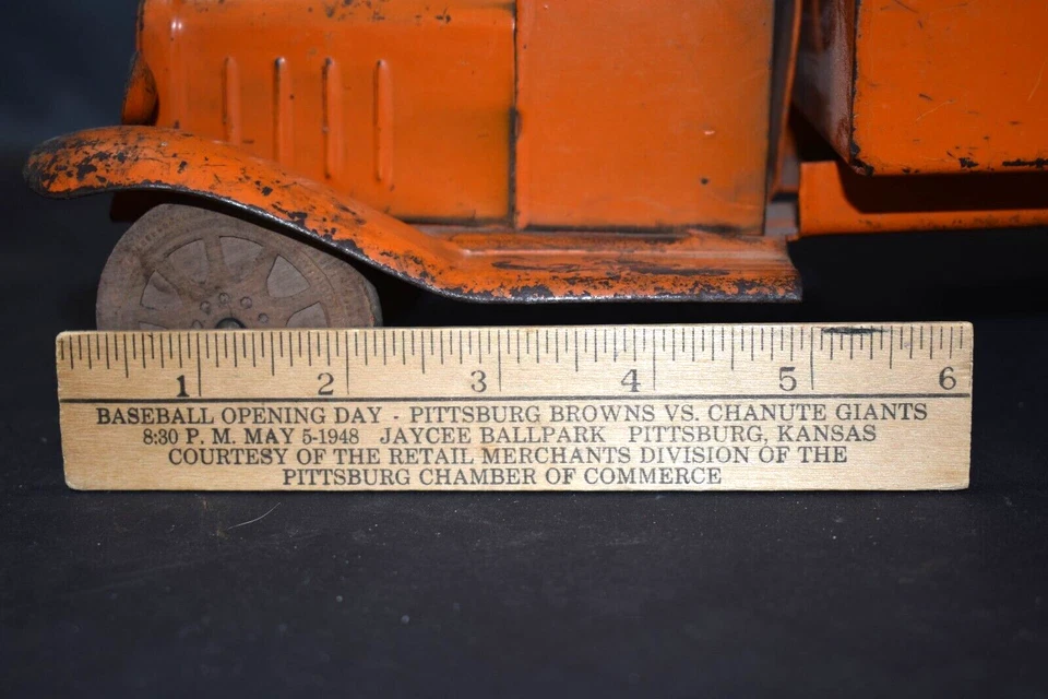 Caminhão basculante Wyandotte dos anos 1930, brinquedos Marx, laranja, rodas/pneus de madeira, aço prensado - Imagem 4 de 4