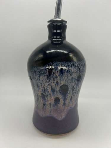 Botella de vinagre de aceite de cerámica artística hecha a mano esmalte de goteo de medianoche por Little e Pottery - Imagen 3 de 7