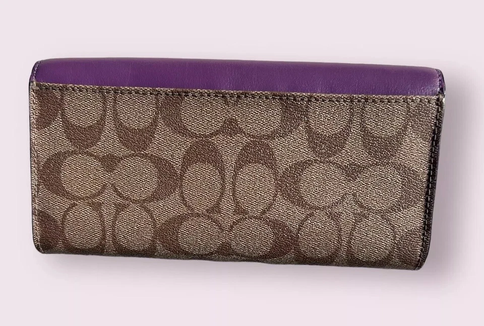 Cartera Coach Slim Sobre Firma Lona Beige/Cuero Ciruela Foto 2 de 4