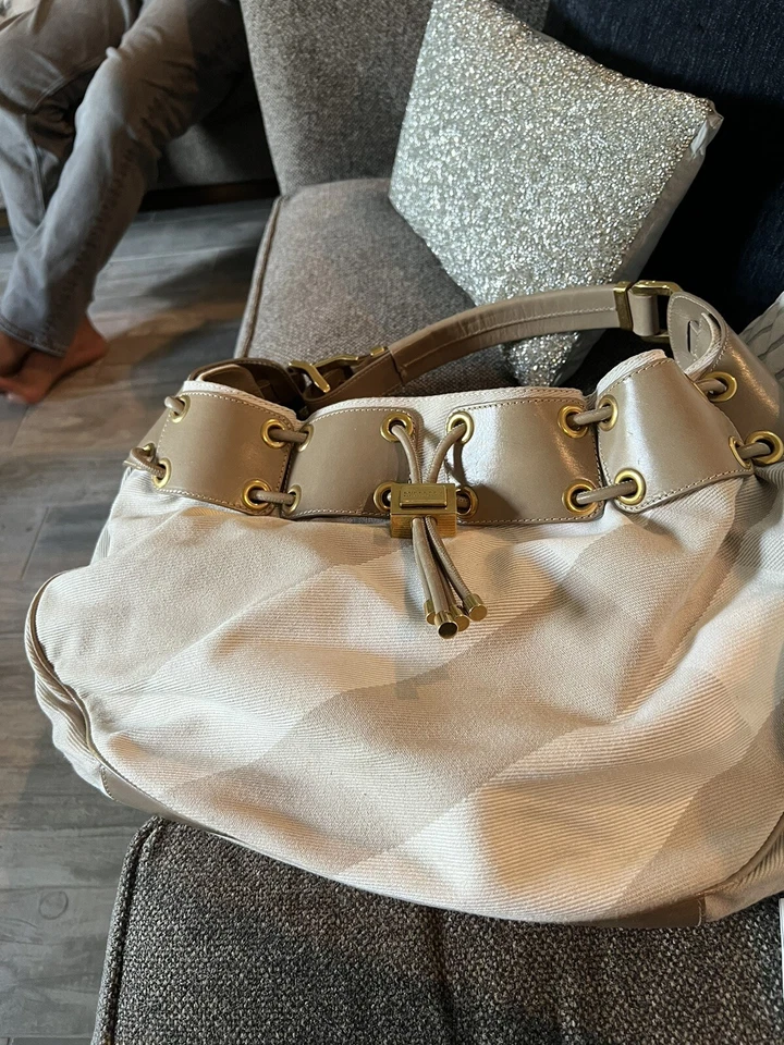 Hobo guerrero de lona Burberry Foto 2 de 4