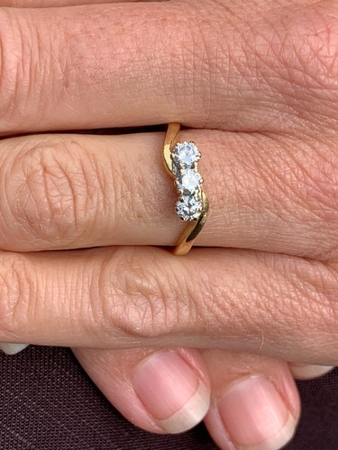 18ct gold diamond 1/2ct 3 stone ring vintage - Picture 8 of 8