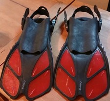 CAPAS Short Fin S/M Fits Shoe Size 4.5 - 8.5 Red Black Open Heel Adjustable
