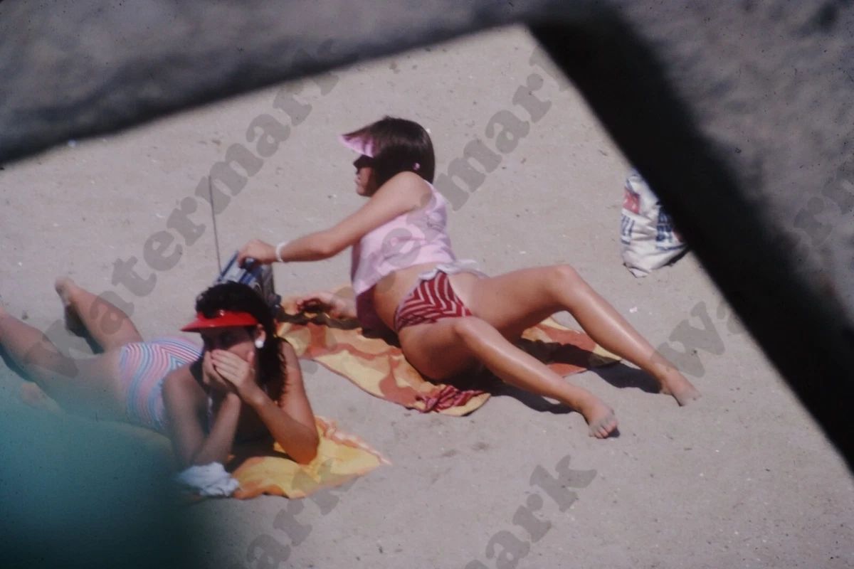 Wide open beach voyeur pussy