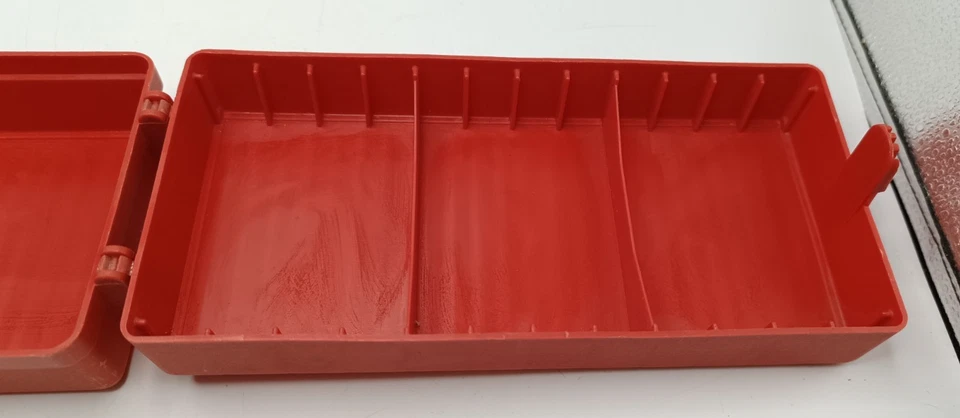 VINTAGE CASSETTE HOLDER STORAGE HARD PLASTIC CARRY CASE. RED. MADE IN ITALY - Image 3 of 4