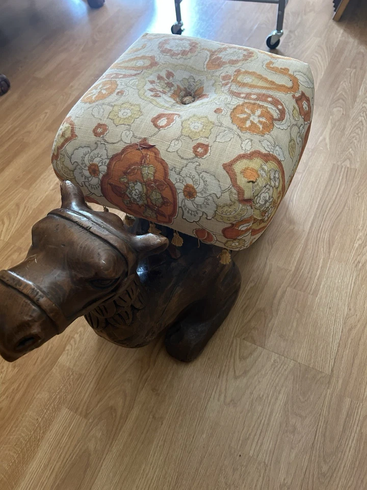 Banqueta vintage de madeira esculpida em camelo ajoelhada bronzeada, - Imagem 2 de 4
