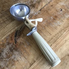 VTG ECKO Miracle Ice Cream Scoop Stainless Steel White BAKELITE HANDLE USA 7.5"