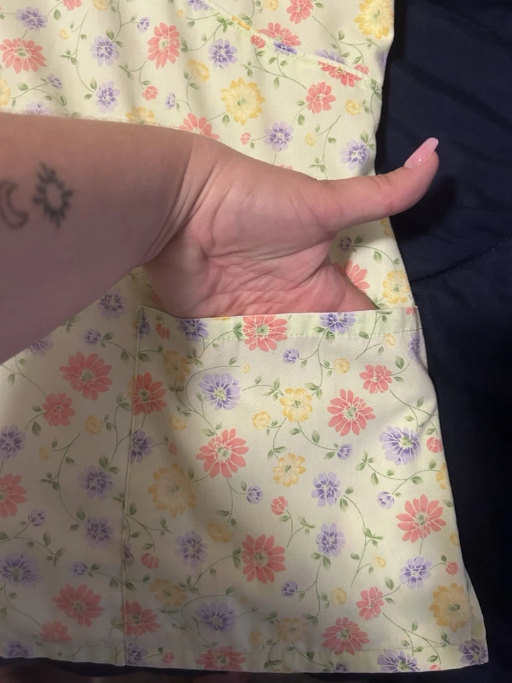 Women’s Scrub Set Medium Top Medium Bottom 28 inch inseam - Image 2 of 4