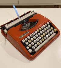 HERMES BABY TYPEWRITER. POP ART. ELITE FONT 12 CPI. SPANISH LAYOUT. SPACE AGE.