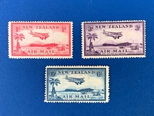 NZ. SET OF THREE 1935 ISSUED AIRMAIL PRE-DECIMAL STAMPS -:- VERY NICE MINT U/H.