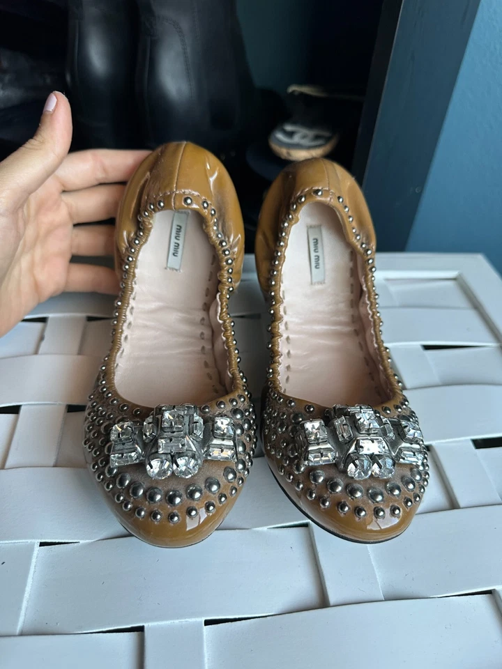 Pisos de ballet de charol marrón Miu Miu tachonados con dedos de cristal 37,5 Foto 2 de 4