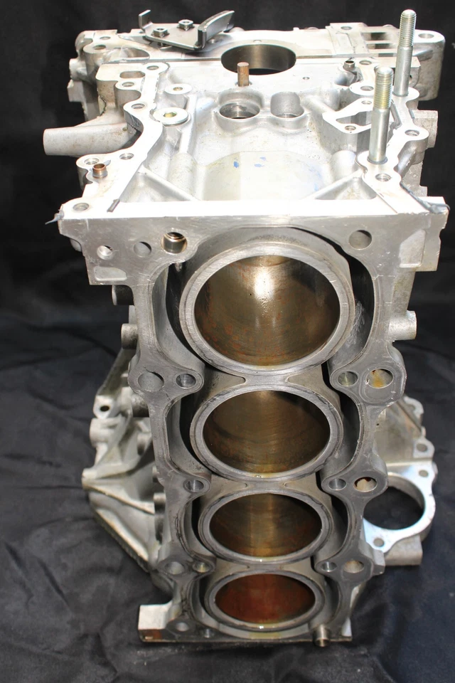 Suzuki SX4 2010-2017 2,0 L J20B bloque de motor desnudo OEM Foto 2 de 4