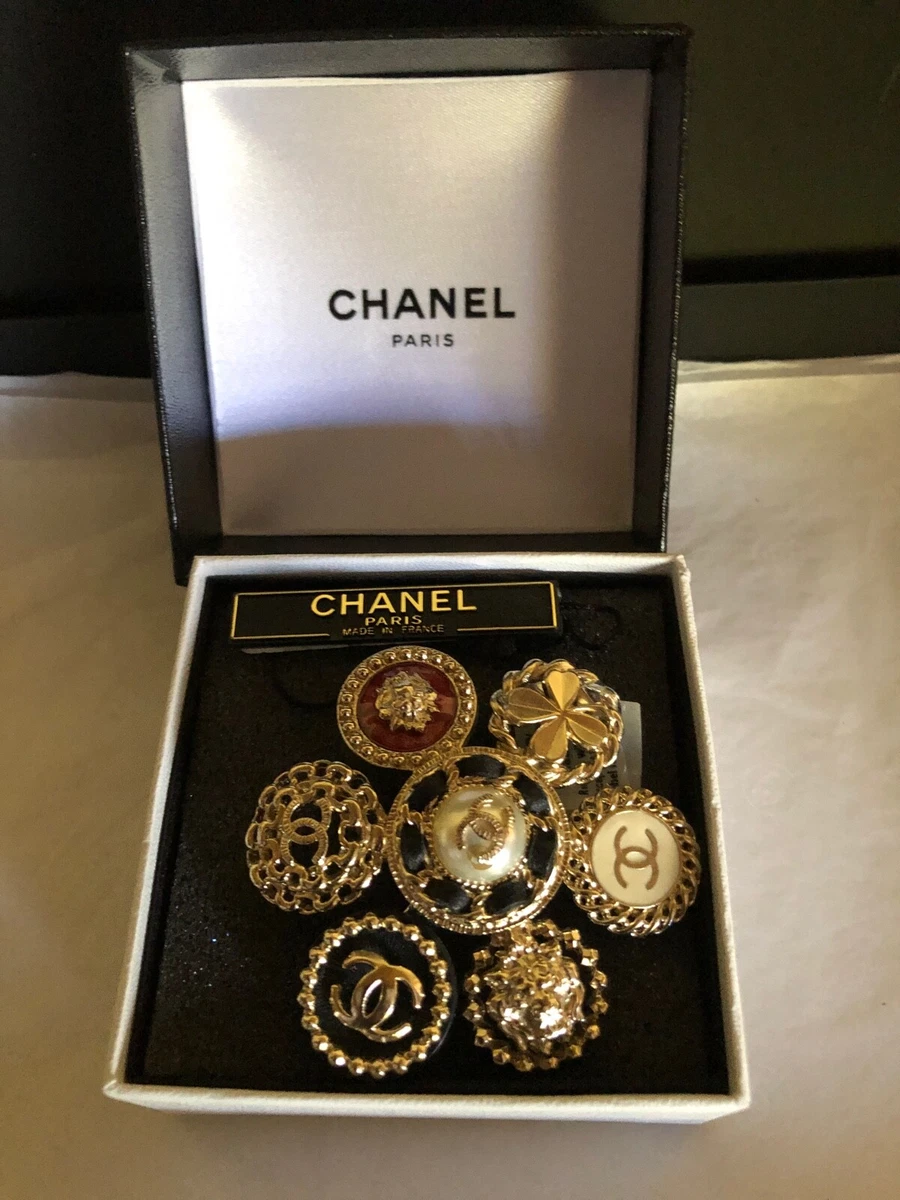 Chanel Vintage '96 CC White Daisy Flower Brooch/Pin at 1stDibs