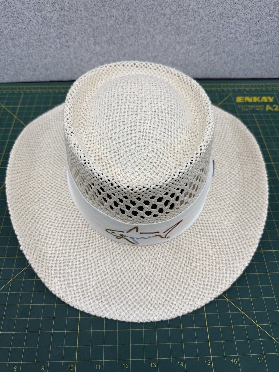Un cappello di paglia con due paglia paglia paglia foto - Cestino