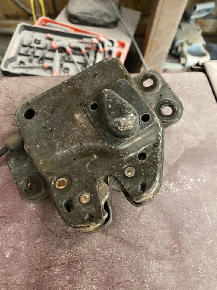 1994 1995 1996 1997 Ford Thunderbird LX Trunk Lock Latch Solenoid - Image 2 of 4