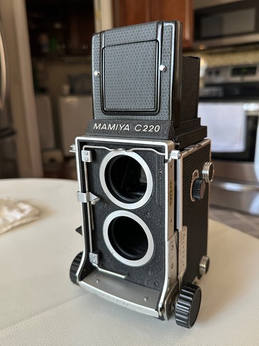 MAMIYA C220 PROFESSIONAL MEDIUM FORMAT CAMERA BODY