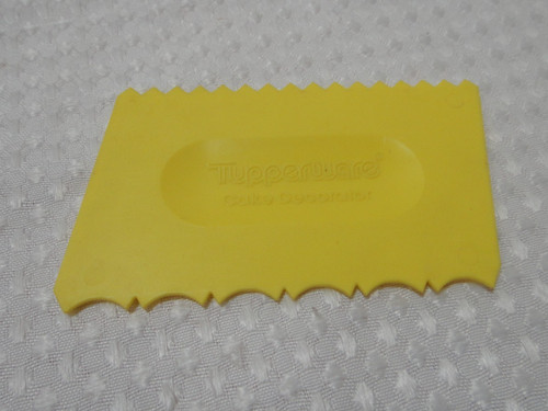 Vintage Tupperware Cake Decorator Plastic Kitchen Tool Gadget #1558 Yellow